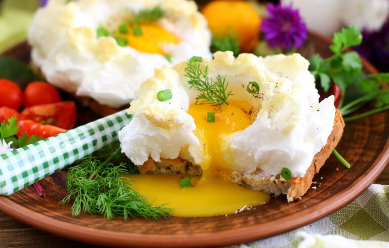 Як приготувати пишну яєчню з помідорами та сиром: покроковий рецепт французького сніданку - today.ua