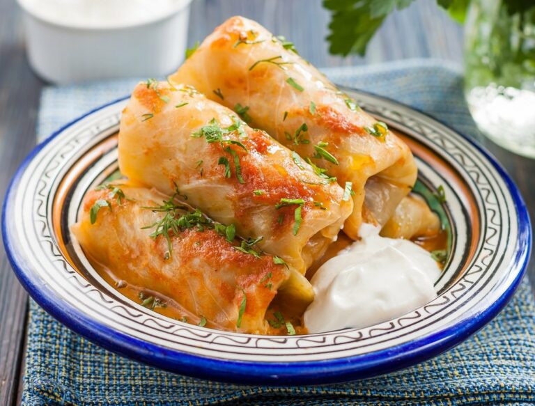 Голубцы с гречкой и фасолью: простой рецепт самого вкусного летнего ужина за 30 минут - today.ua