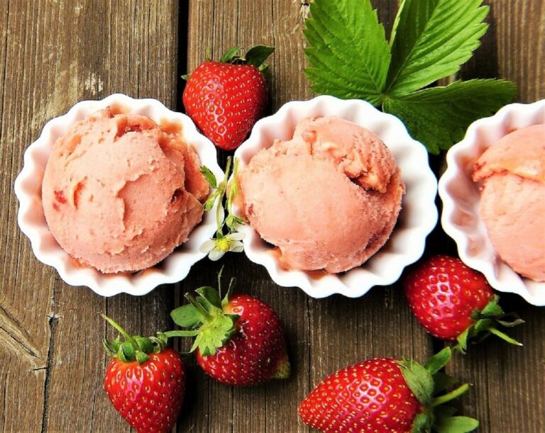 Мороженое из клубники и сливок на скорую руку: простой рецепт летнего десерта - today.ua