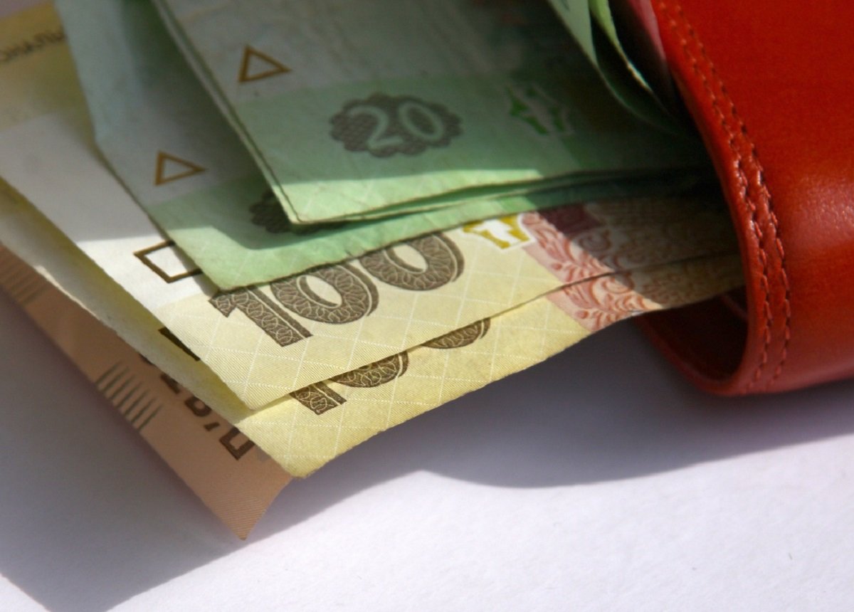 Кабмін прогнозує зростання зарплат в Україні до 19000 гривень