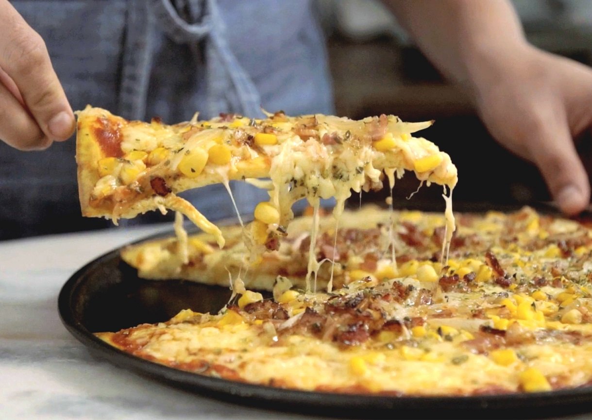 Омлет-піца з різними начинками: рецепт частування для великої компанії - today.ua