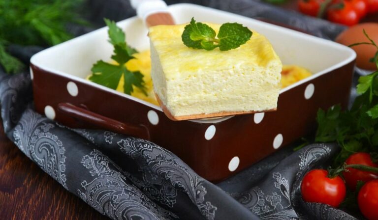 Пышный омлет без молока: рецепт самого вкусного блюда из яиц - today.ua