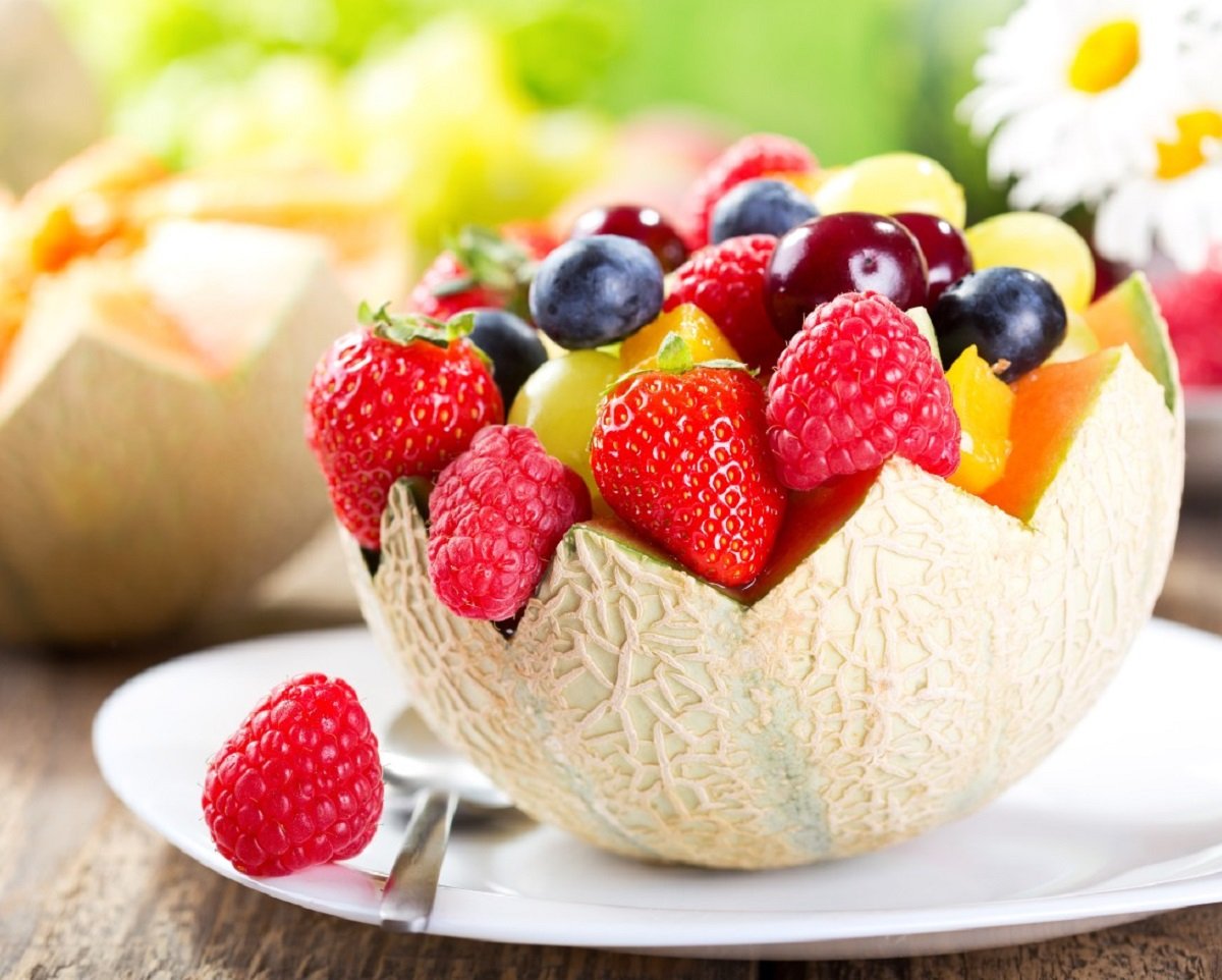 Названы фрукты и овощи, которые защитят здоровье в жару
