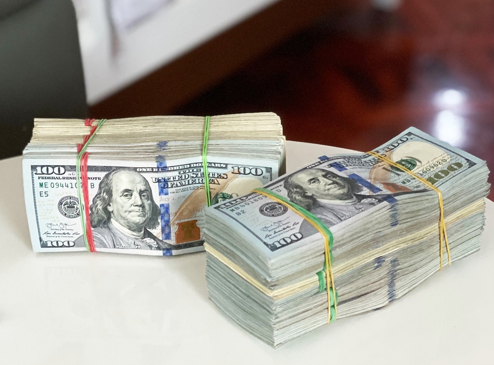 Предприниматели и обычные граждане начали забирать свои деньги из украинских банков