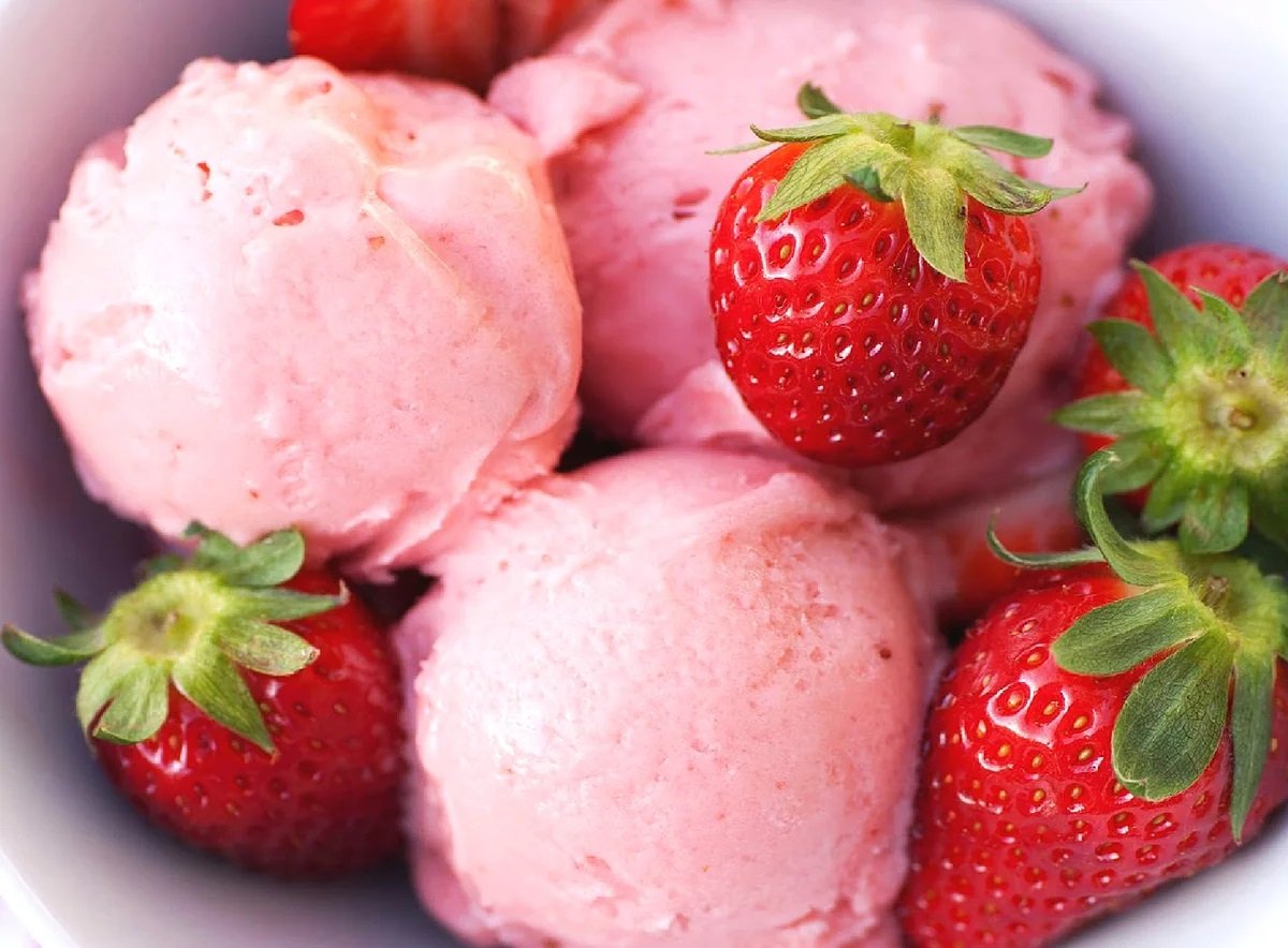 Мороженое из клубники и сливок на скорую руку: простой рецепт летнего десерта