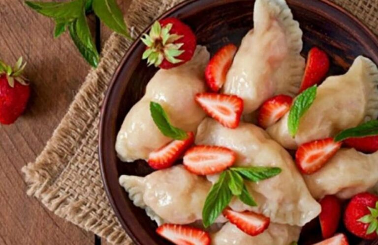 Вареники с ягодами на пару: рецепт самого простого и вкусного летнего десерта - today.ua