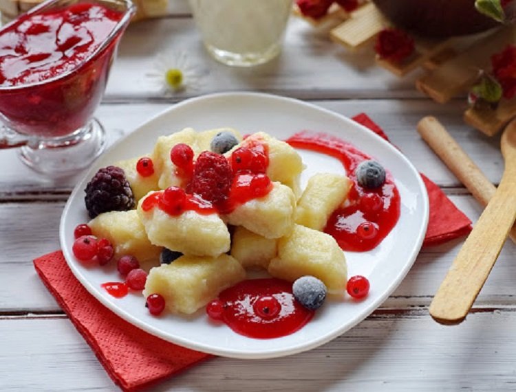 Вареники с ягодами на пару: рецепт самого простого и вкусного летнего десерта