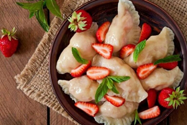 Самые вкусные вареники с клубникой: простой рецепт летнего десерта для всей семьи - today.ua