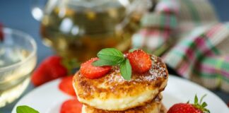 Сирні оладки з фруктами: рецепт найсмачнішого й корисного літнього десерту - today.ua