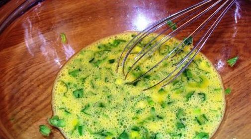 Зеленый омлет со шпинатом: рецепт летнего завтрака на скорую руку 