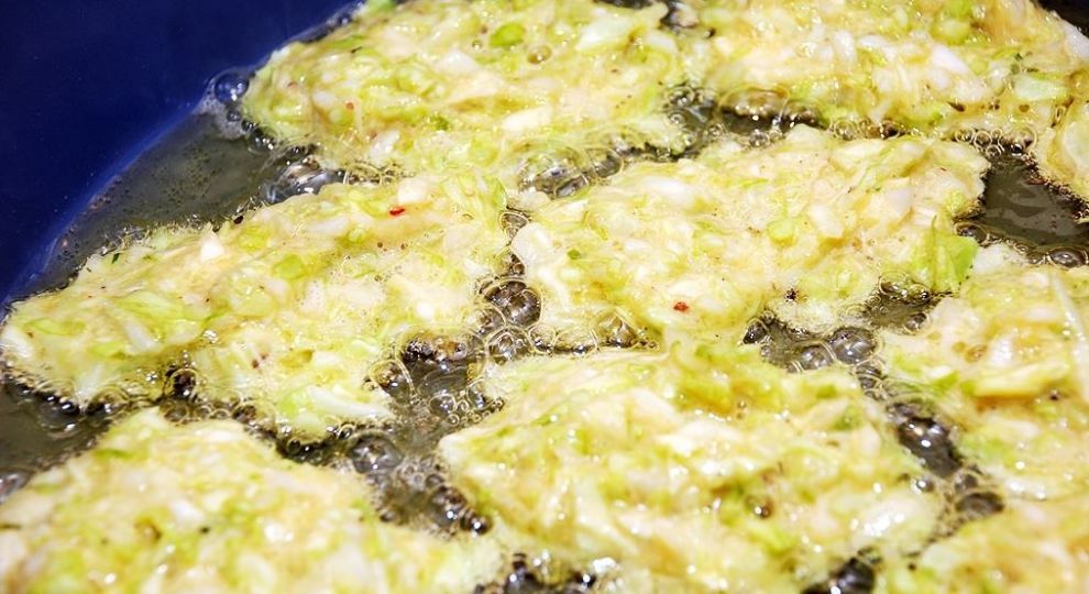 Оладьи из капусты со сметанным соусом: пошаговый рецепт полезного блюда на ужин   