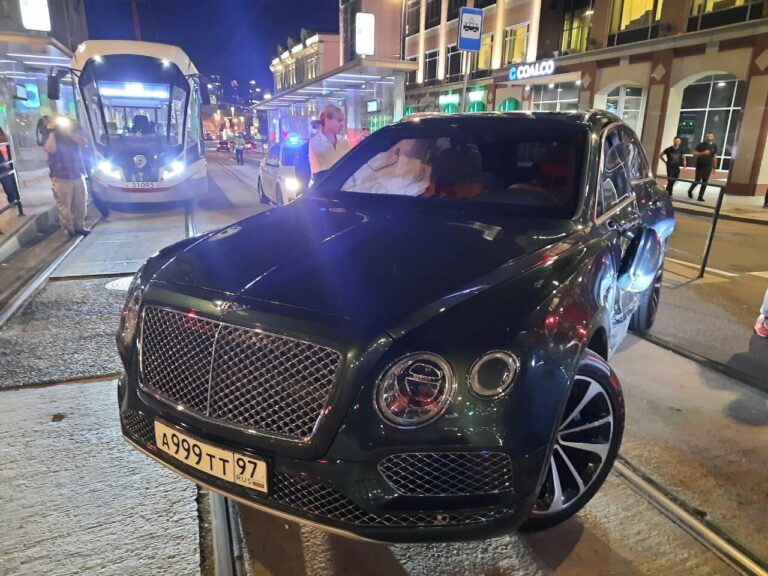 Дочка олігарха на Bentley врізалася в трамвай (відео) - today.ua