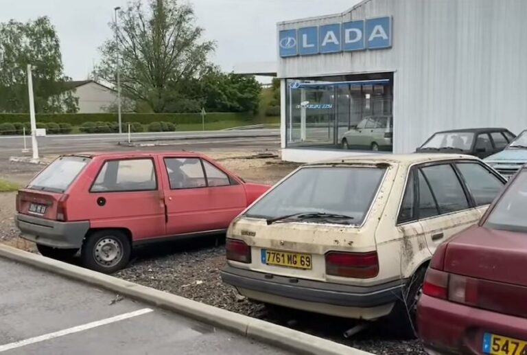 Заброшенный автосалон с автомобилями Lada нашли во Франции - today.ua