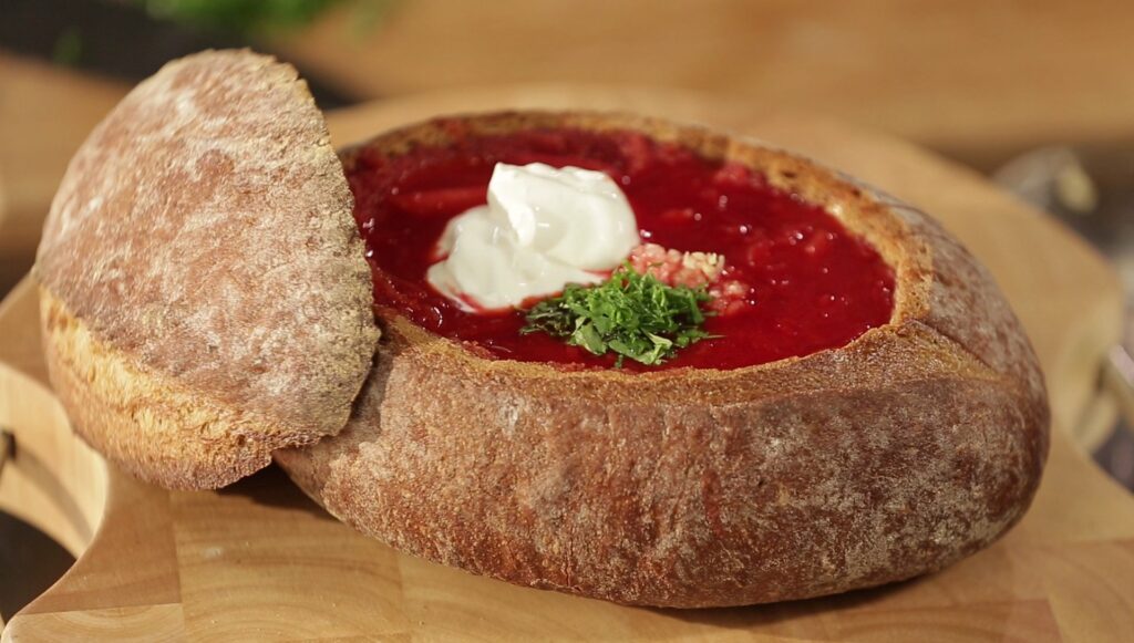 Борщ с жареной сметаной: аппетитный рецепт культового блюда от знатоков украинской кухни