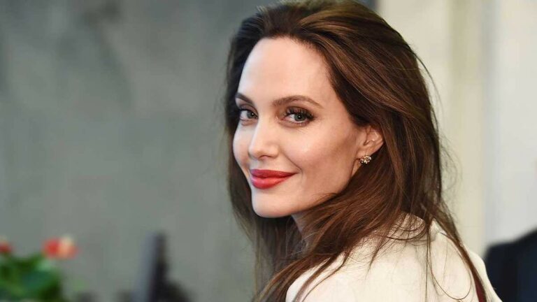 В плаще и антитрендовых босоножках: Анджелина Джоли удивила нарядом в жару - today.ua