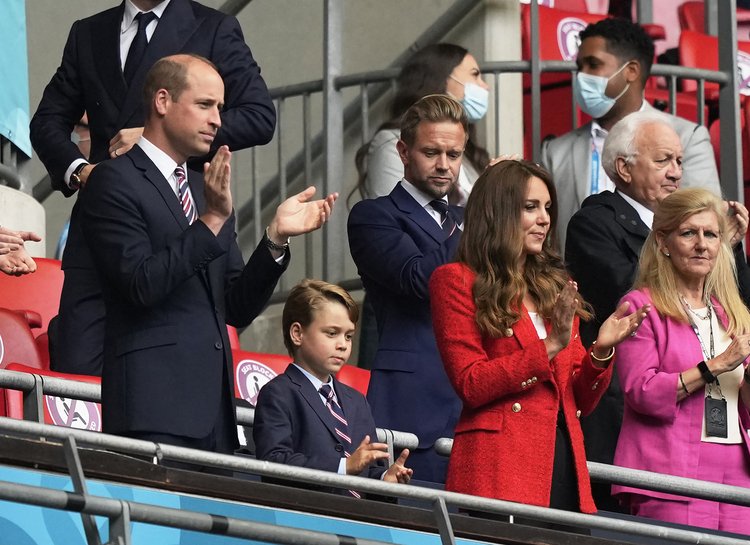 Кейт Міддлтон і принц Вільям з'явилися на трибуні зі старшим сином на матчі Євро-2020