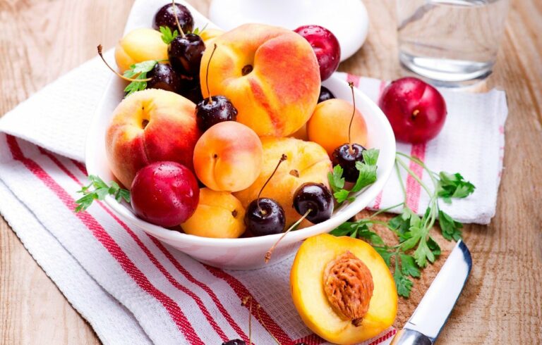Цены на сезонные фрукты взлетят вслед за черешней: сколько будут стоить ранние абрикосы и сливы   - today.ua