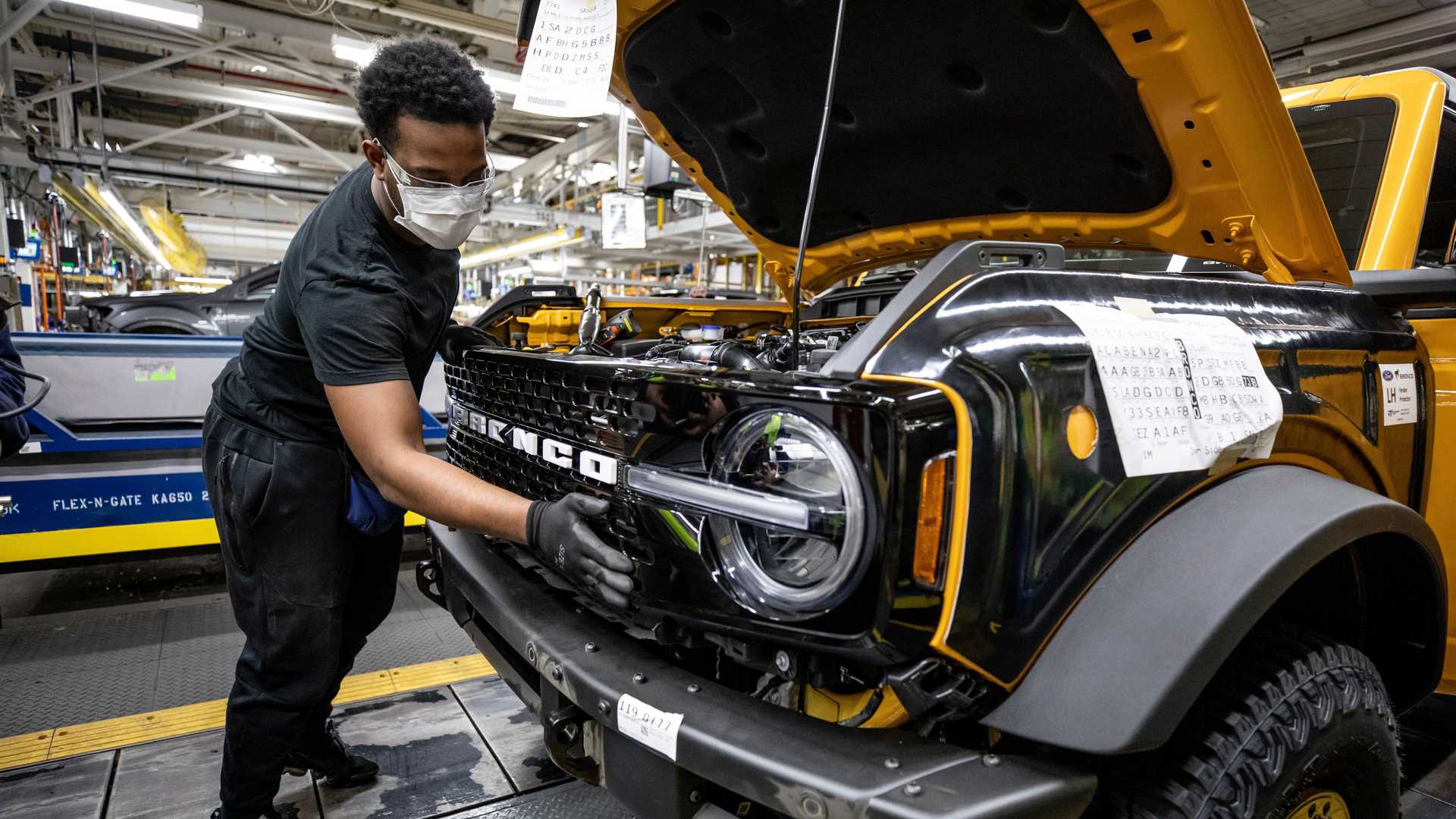 Ford начал выпускать возрожденный внедорожник Bronco Ford начал выпускать возрожденный внедорожник Bronco - today.ua