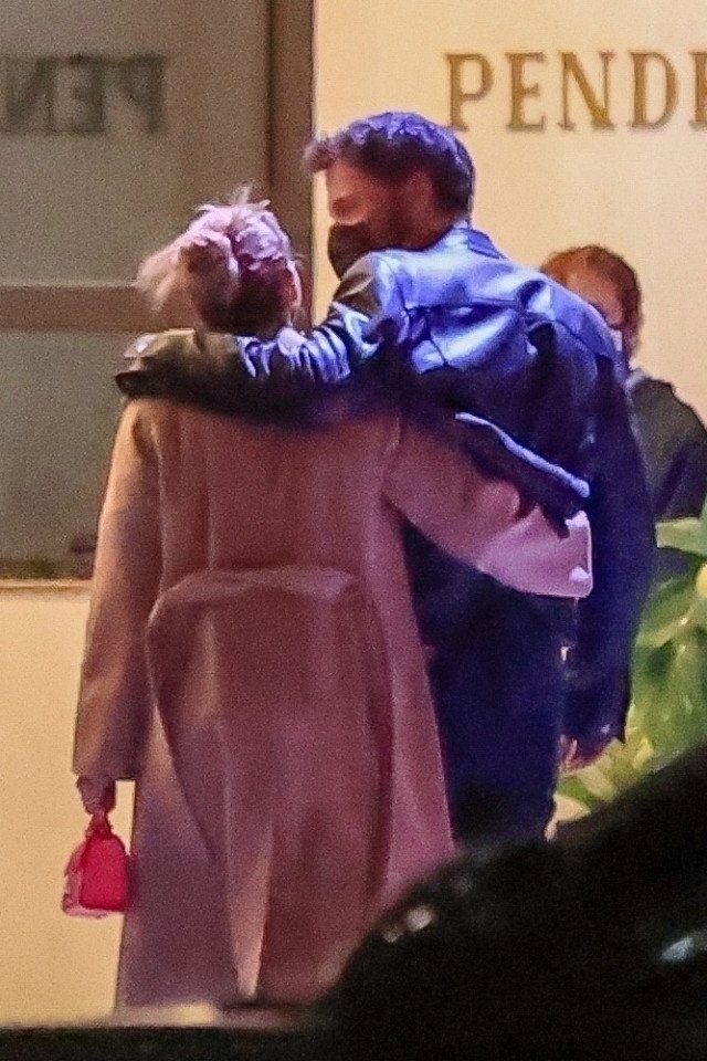 Дженніфер Лопес і Бен Аффлек потрапили в об'єктиви папараці на романтичному побаченні - today.ua