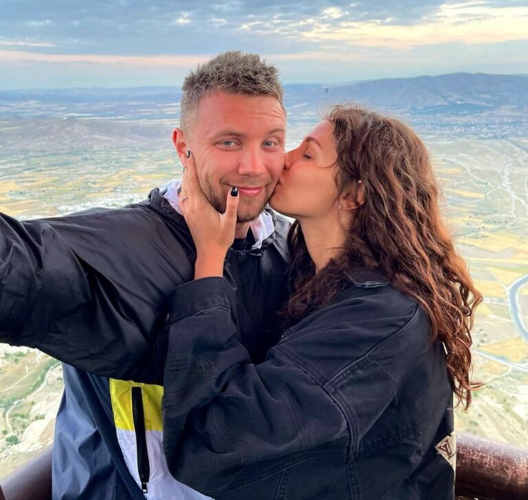 Анна Богдан показала страстный поцелуй с “Холостяком“ после полета на воздушном шаре    - today.ua
