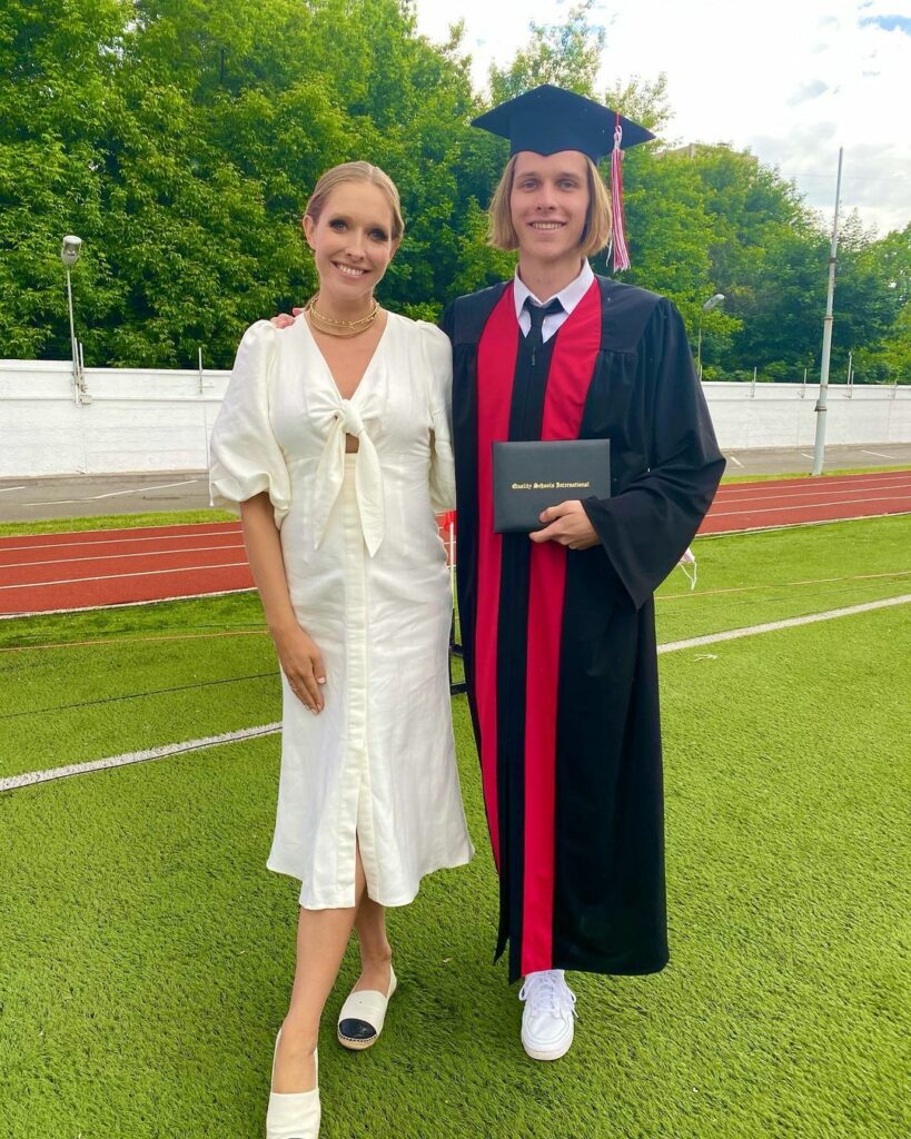 Катя Осадчая в белом платье показала фото с выпускного старшего сына    