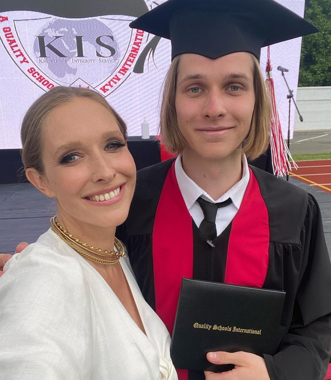 Катя Осадча в білій сукні показала фото з випускного старшого сина - today.ua