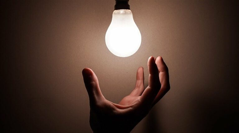 Пенсионерам будут дополнительно выдавать в Укрпочте энергосберегающие лампочки - today.ua