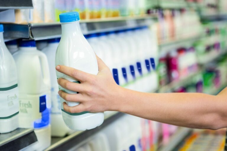В українському молоці виявили миючі засоби: фальсифікат не відрізнити на смак - today.ua