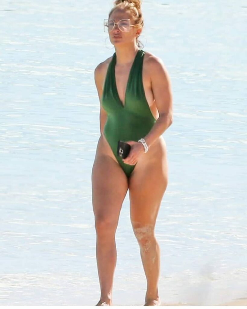 Дженніфер Лопес у відвертому купальнику прогулялася по пляжу