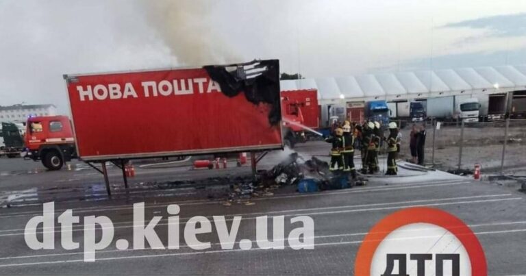 Пожар на Новой почте: вблизи Киева сгорели сотни посылок - today.ua