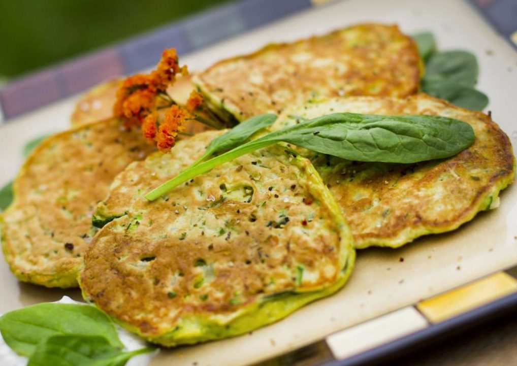Оладки з кабачка і шпинату: смачний рецепт корисного сніданку за 10 хвилин - today.ua