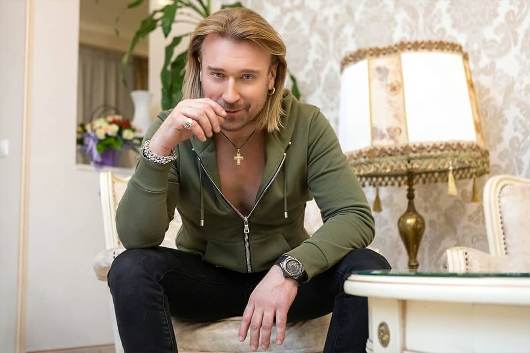 Олег Винник поздравил украинцев с Троицей в домашней обстановке - today.ua