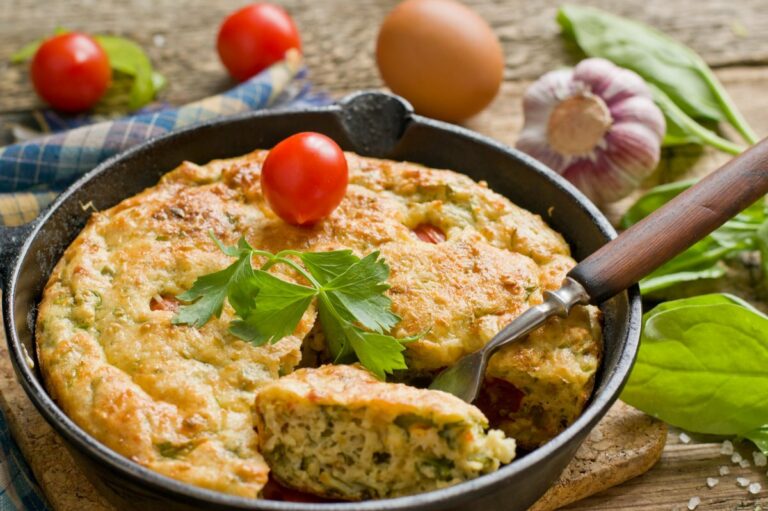 Зеленый омлет со шпинатом: рецепт летнего завтрака на скорую руку  - today.ua