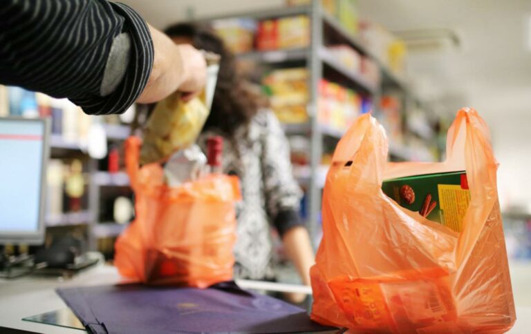 С 1 февраля в Украине поднимают цены на пластиковые пакеты: названа новая стоимость - today.ua