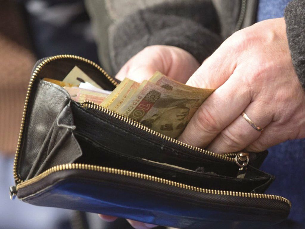 Стало известно, как Укрпочта будет доставлять пенсии и другие социальные выплаты беженцам: как получить деньги
