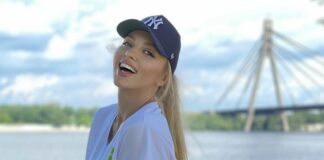 Оля Полякова устроила жаркую фотосессию в бикини на поле для гольфа - today.ua