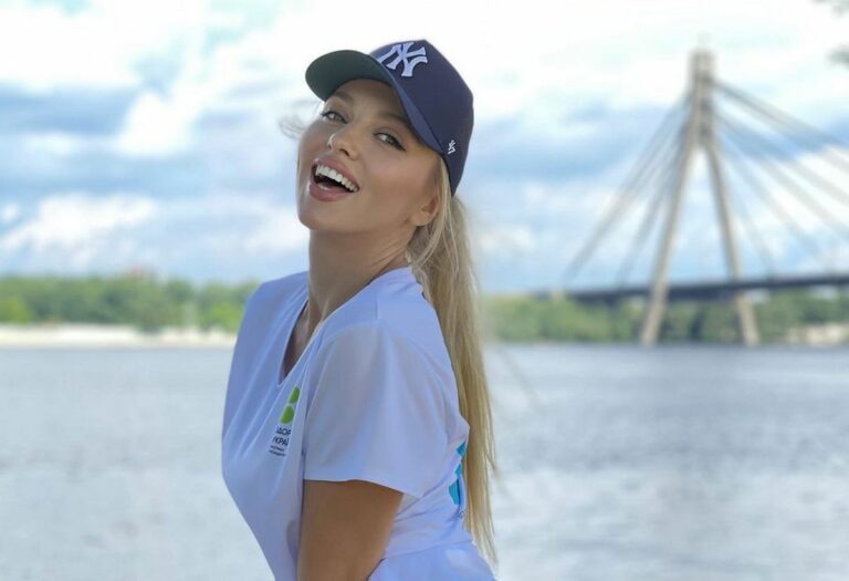 Оля Полякова устроила жаркую фотосессию в бикини на поле для гольфа - today.ua