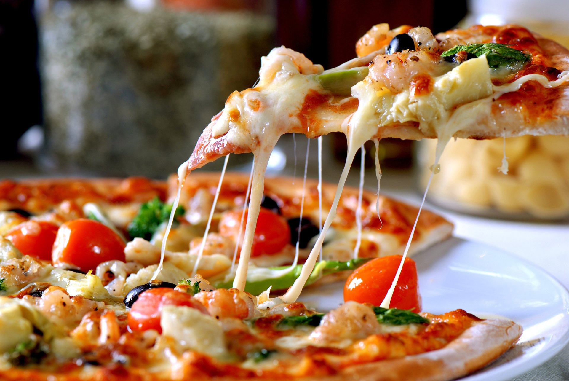 Піца з беконом та моцарелою: рецепт смачного та ситного частування для великої компанії