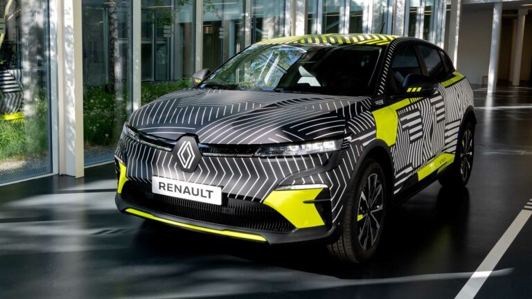 Шпионы показали салон Renault MeganE - today.ua
