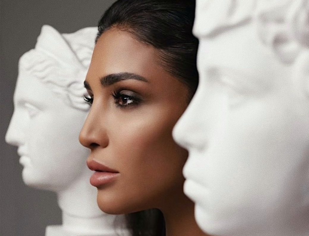 Санта Димопулос похвасталась идеальным прессом в коротком топе - today.ua