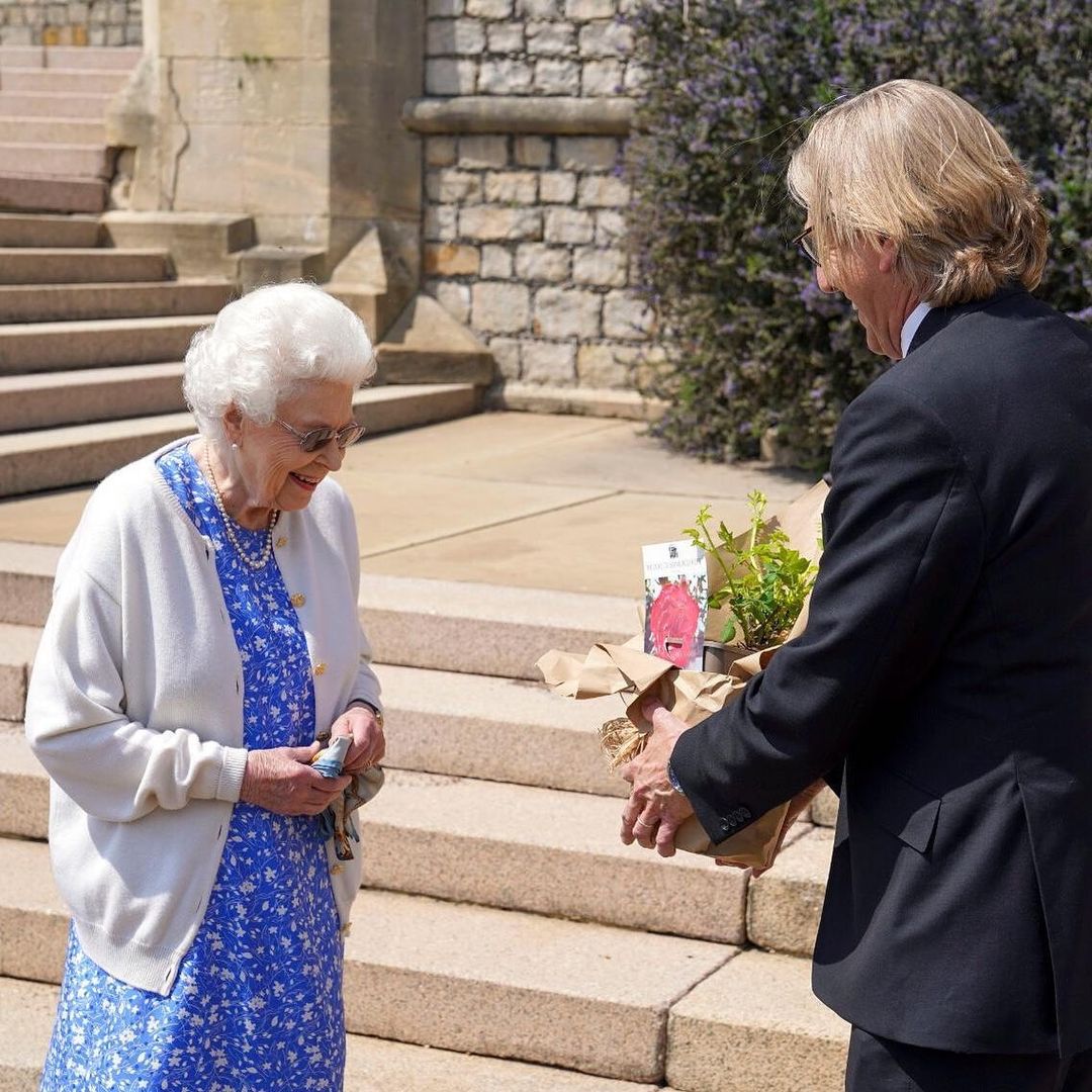 Єлизавета II в квітковому вбранні посадила новий вид троянд в пам'ять про покійного чоловіка