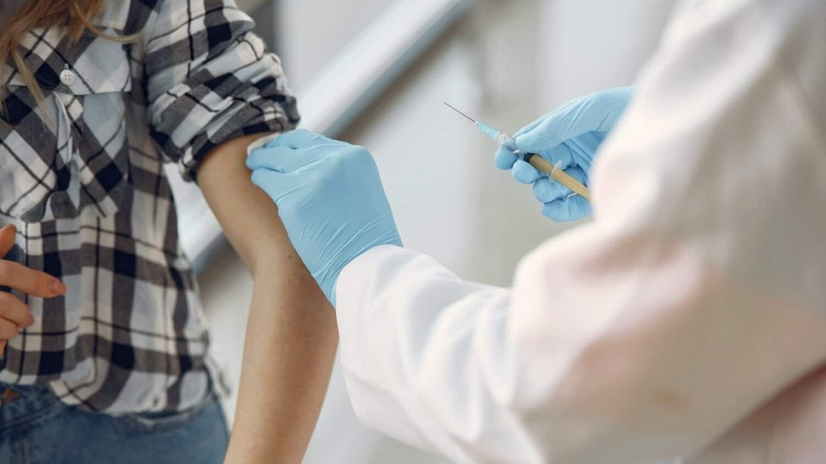В Украине одобрили однодозную вакцину Janssen: названы побочные действия прививки 