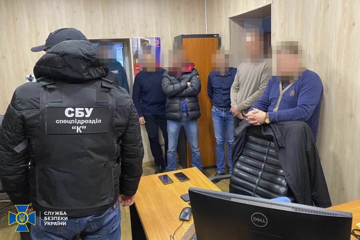 У Дніпрі викрили корупційну схему по розмитненню авто