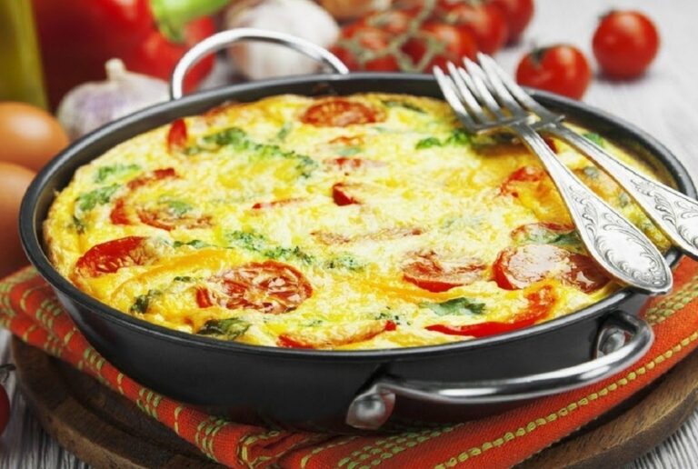 Болгарский омлет “Миш-маш“: рецепт самого вкусного блюда из яиц с сыром и овощами - today.ua