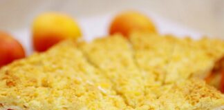 Тертый пирог с абрикосами: рецепт самого вкусного и простого летнего десерта - today.ua
