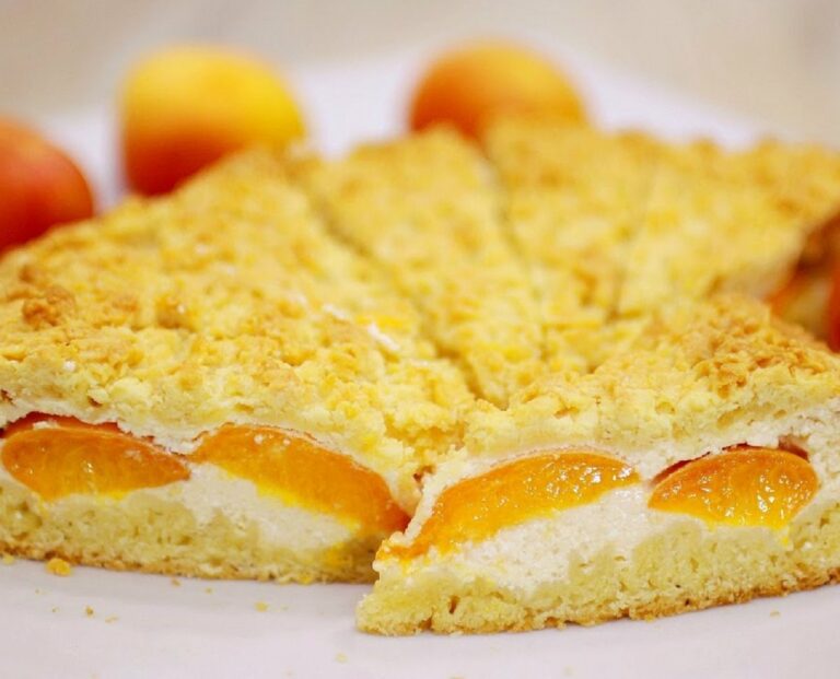 Тертий пиріг з абрикосами: рецепт найсмачнішого і простого літнього десерту - today.ua