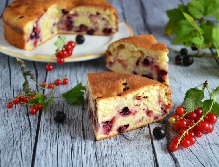 Шарлотка на скорую руку: рецепт пышного десерта с ягодами и фруктами - today.ua