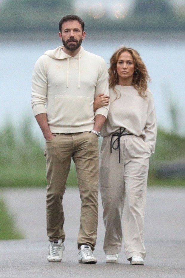 Дженніфер Лопес і Бен Аффлек почали одягатися в одному стилі: фото пари з романтичної прогулянки