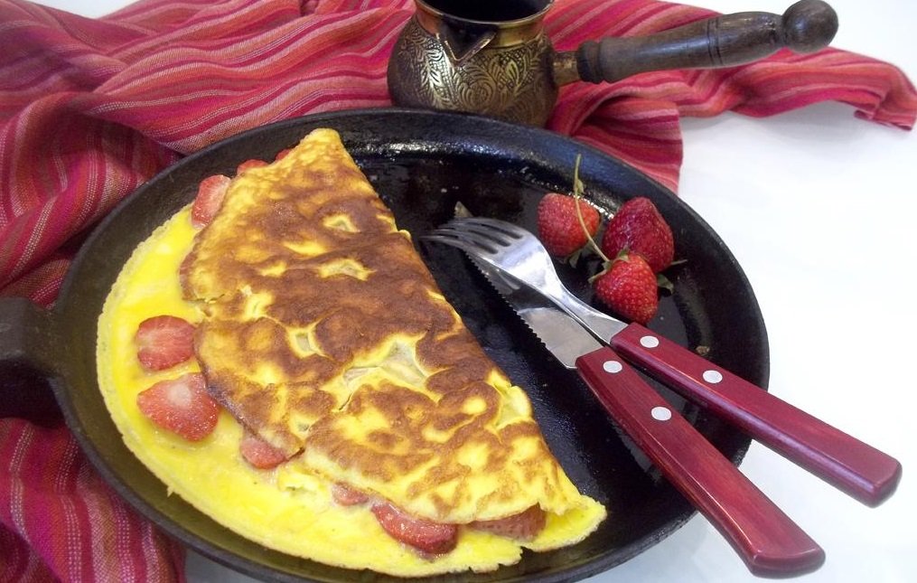 Омлет с клубникой и мягким сыром: рецепт самого вкусного завтрака за 10 минут