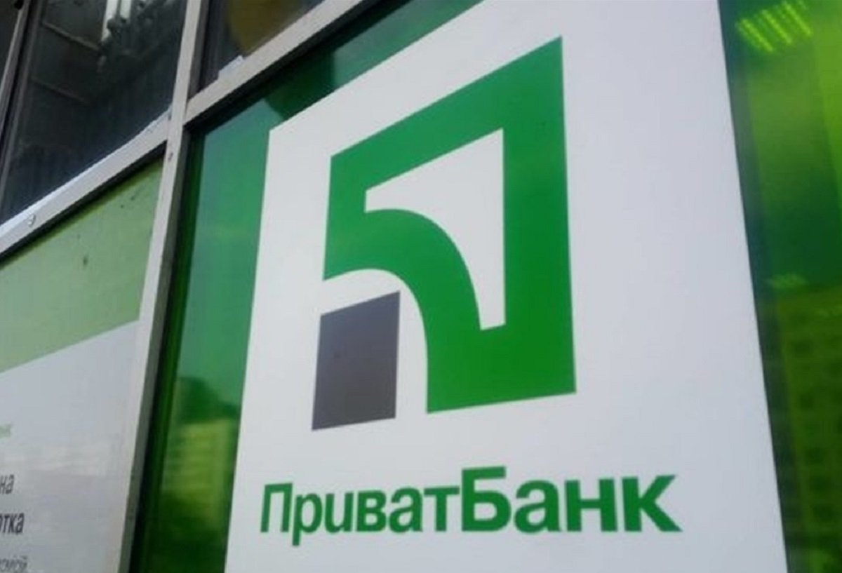 Українці та бізнес забирають гроші з ПриватБанку і Укргазбанку